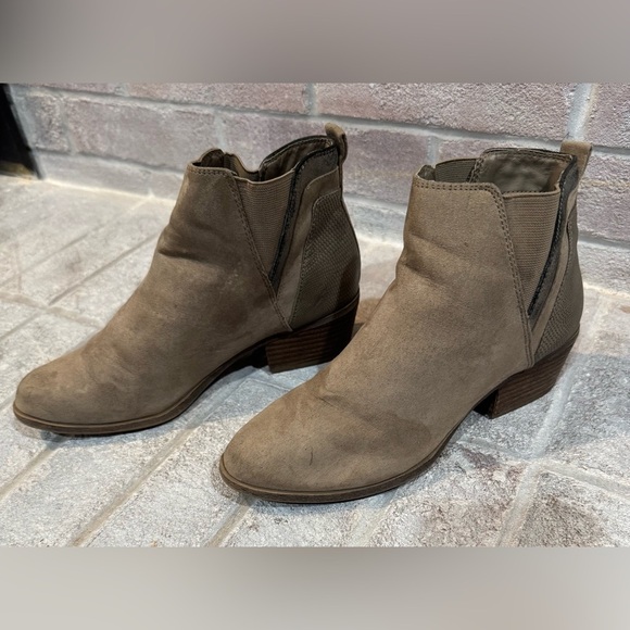 Boots​ - Picture 5 of 12